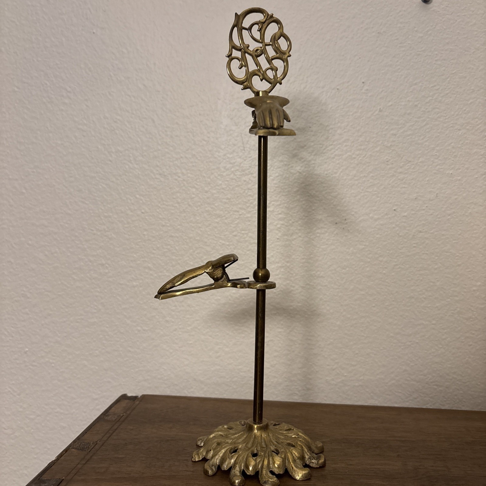 Vtg Mcm Victorian Style Brass 2 Hands Glove Clip Stand Pictures/Letters Finial
